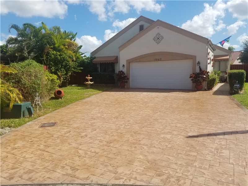 7962 NW 190th Ter, Miami Gardens, FL 33015 (MLS #A10165922) :: United Realty Group