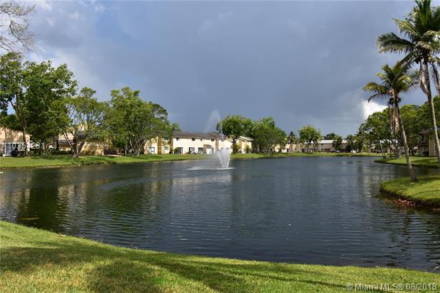 200 Palm Cir W - Photo 1