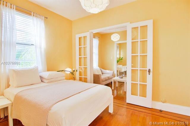 1415 Collins Ave - Photo 1