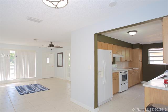 755 40th St - Photo 1