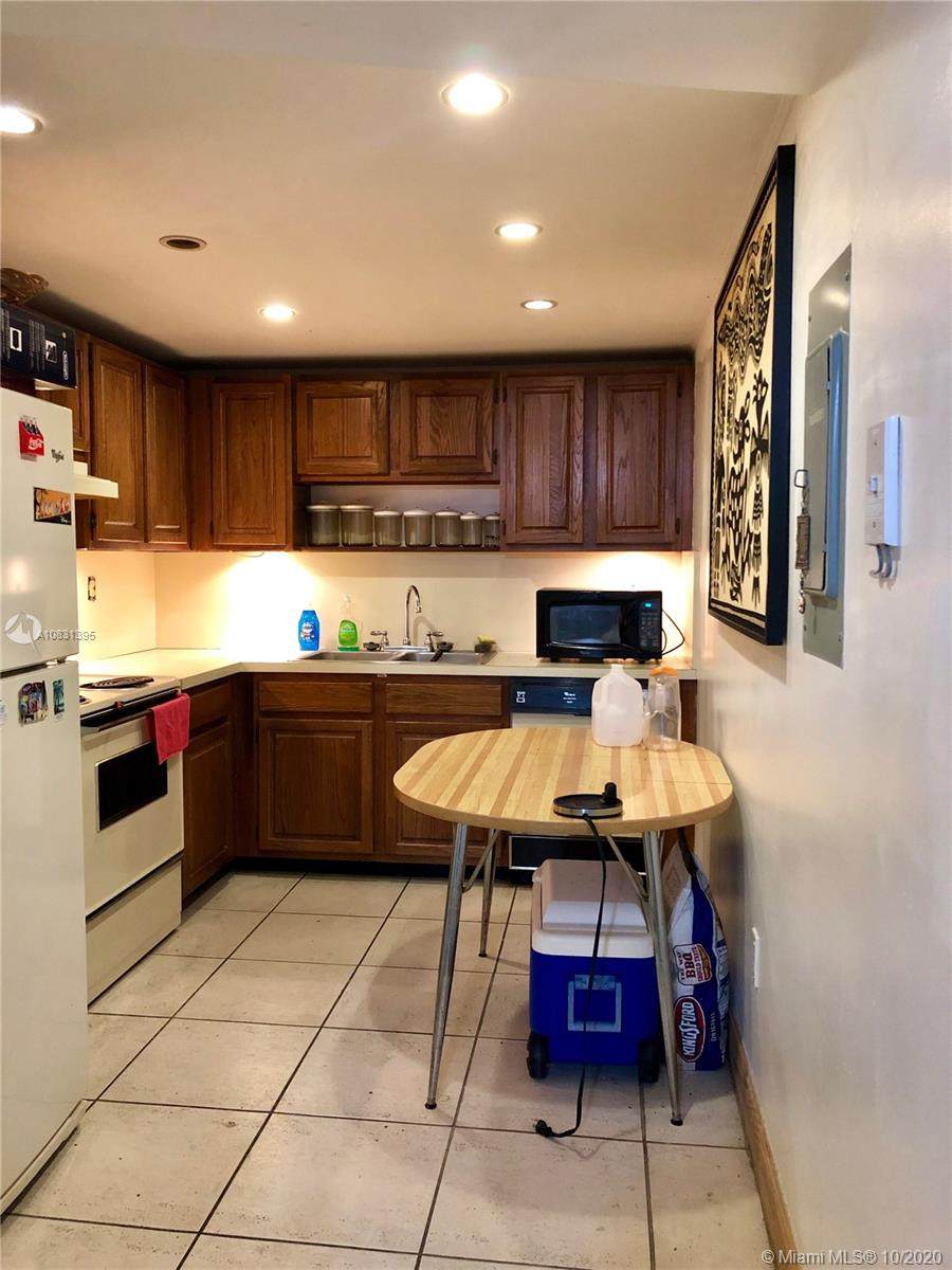 1621 Collins Ave - Photo 1