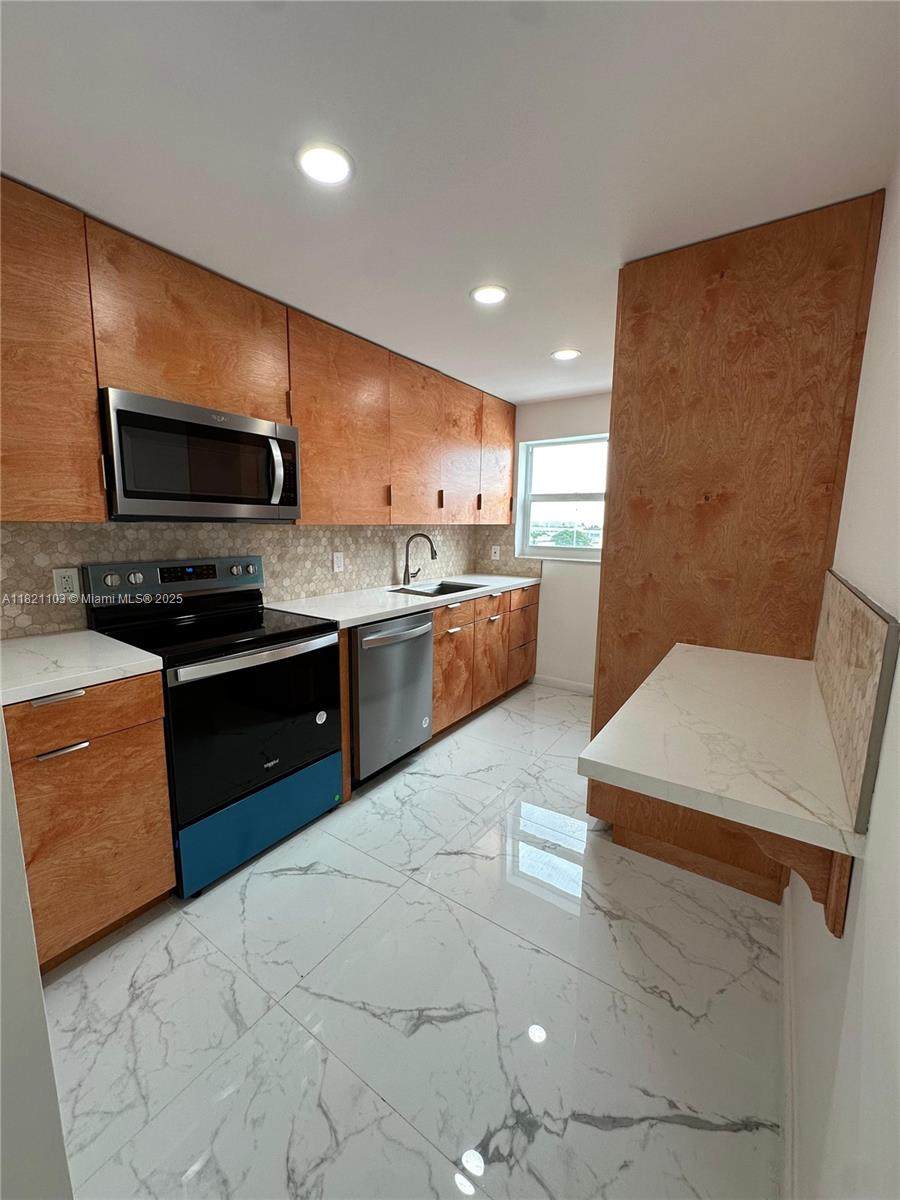 245 18th St - Photo 1