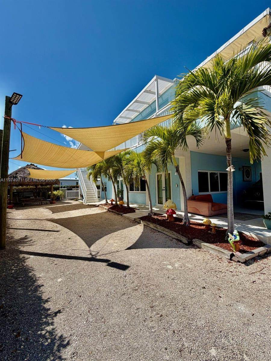 212 Banyan Ln - Photo 1