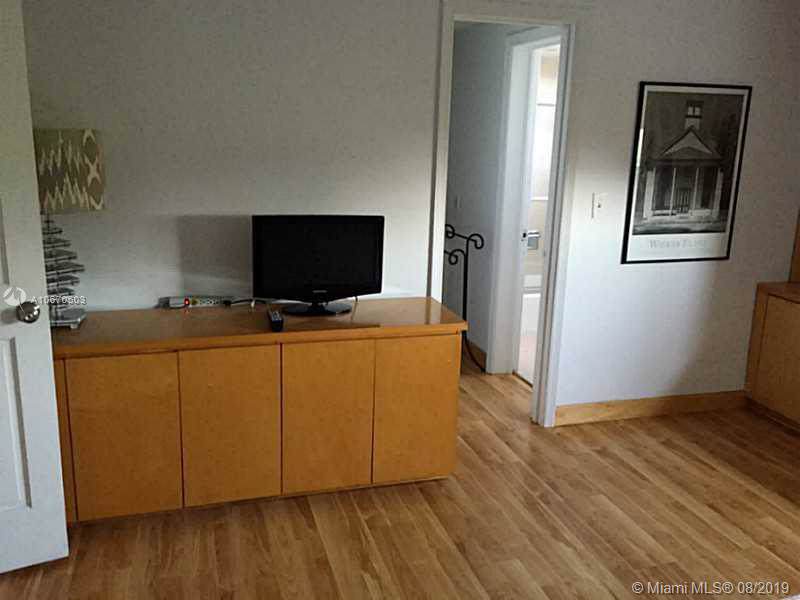 555 Crandon Bl - Photo 1