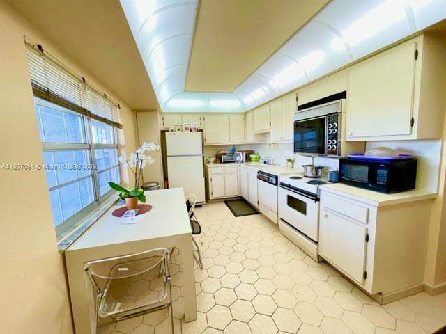 625 Oaks Dr - Photo 1