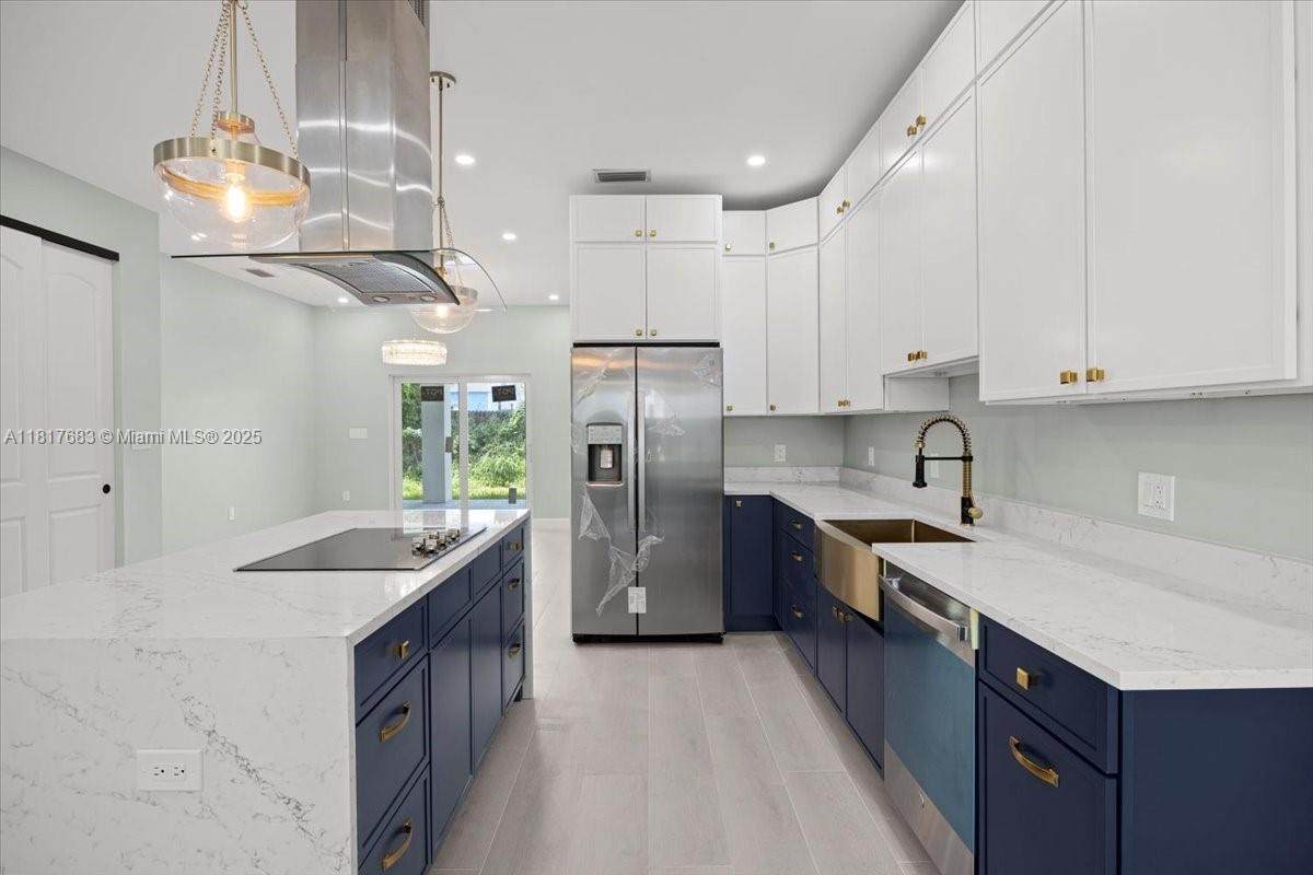 930 34th St - Photo 1