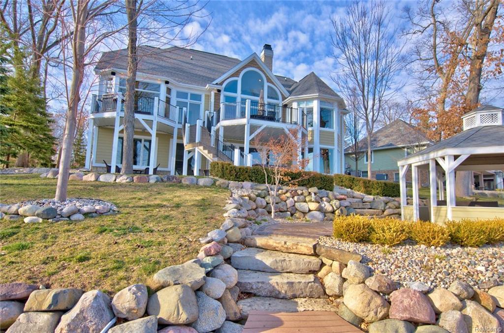 7276 Driftwood Drive - Photo 1