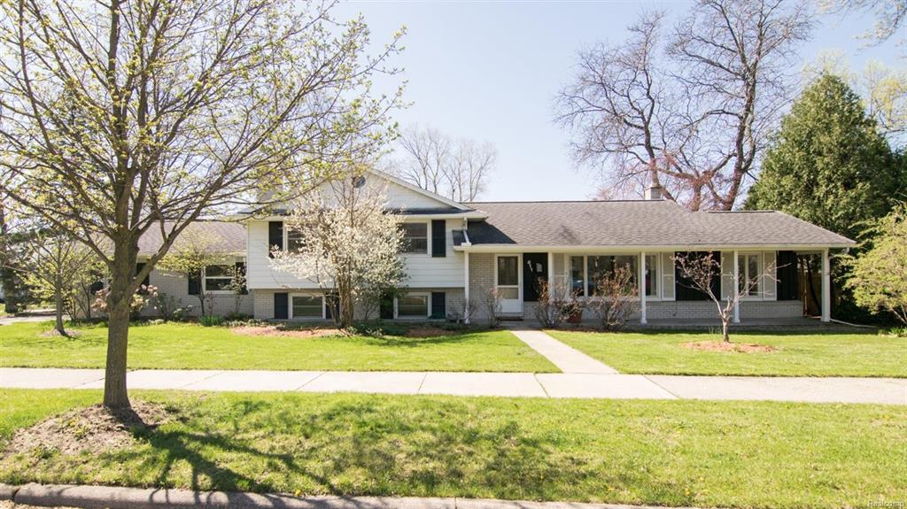 611 Wembley Court - Photo 1