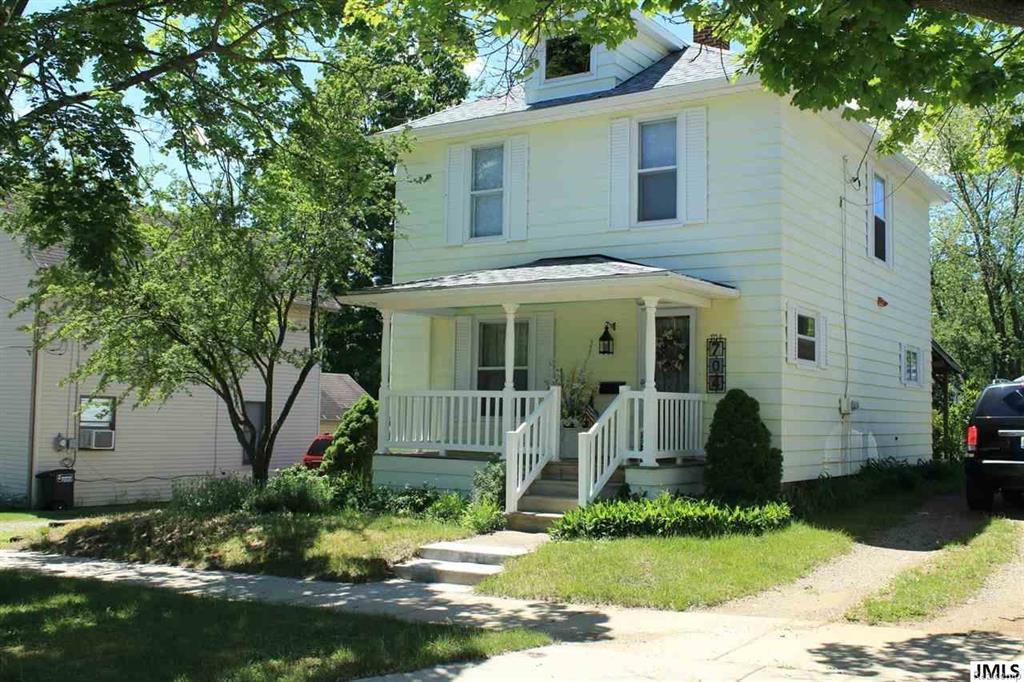 704 Loomis - Photo 1