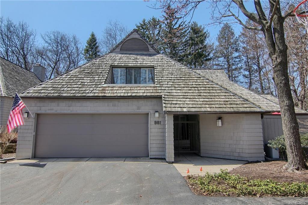 981 Bloomfield Woods - Photo 1