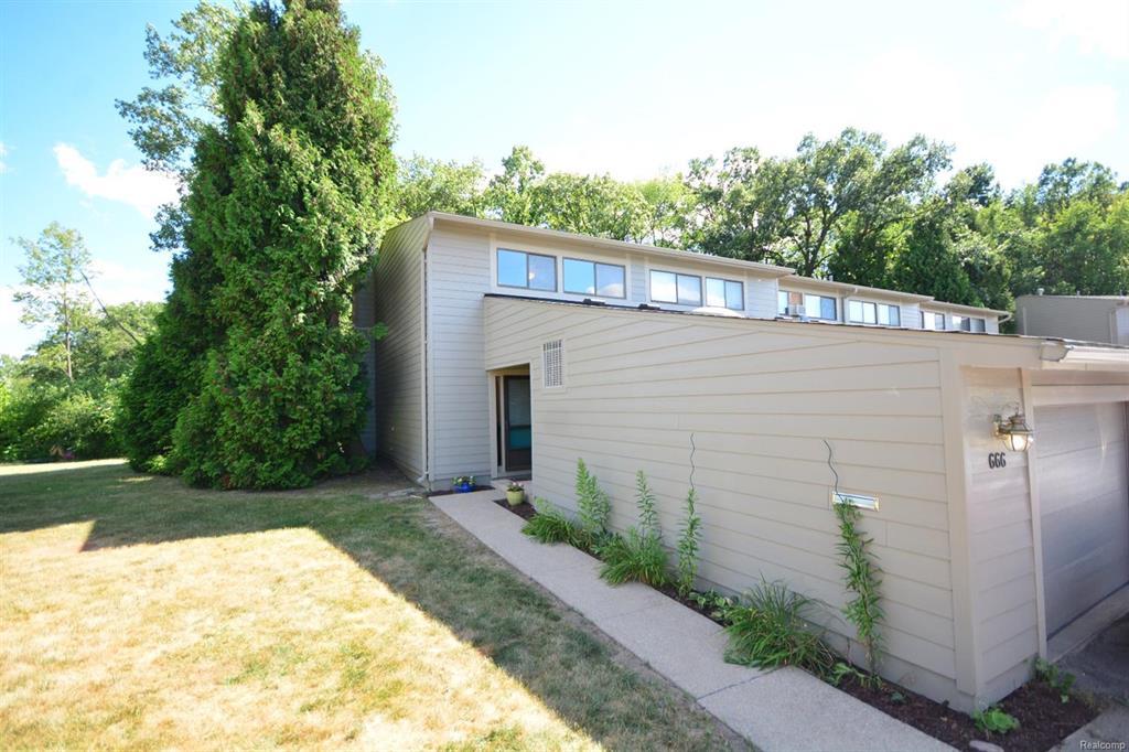 666 Peninsula Court - Photo 1