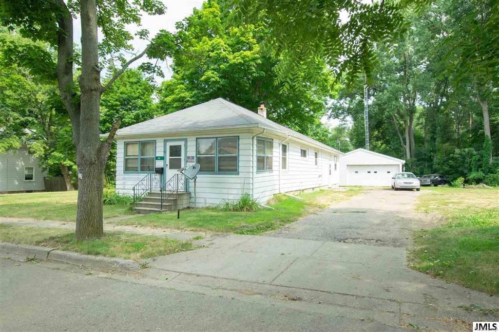 816 James R - Photo 1