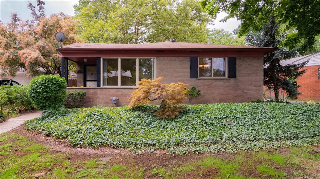 1915 Cresthill Avenue - Photo 1