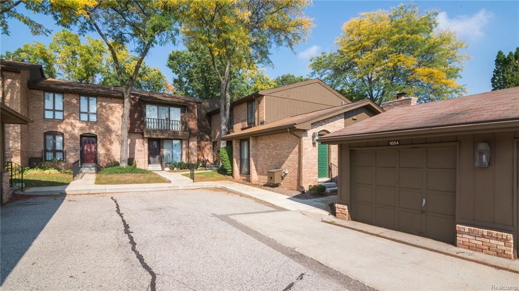 1054 Greenhills Drive - Photo 1