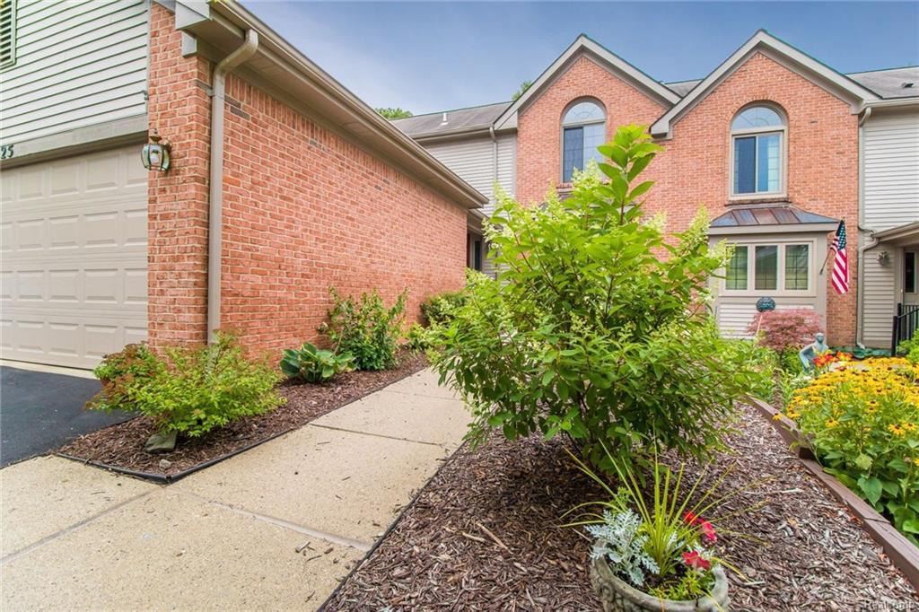 1025 Pinewood Court - Photo 1