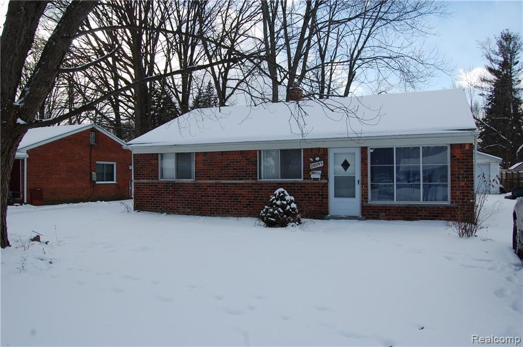 28095 Selkirk St - Photo 1