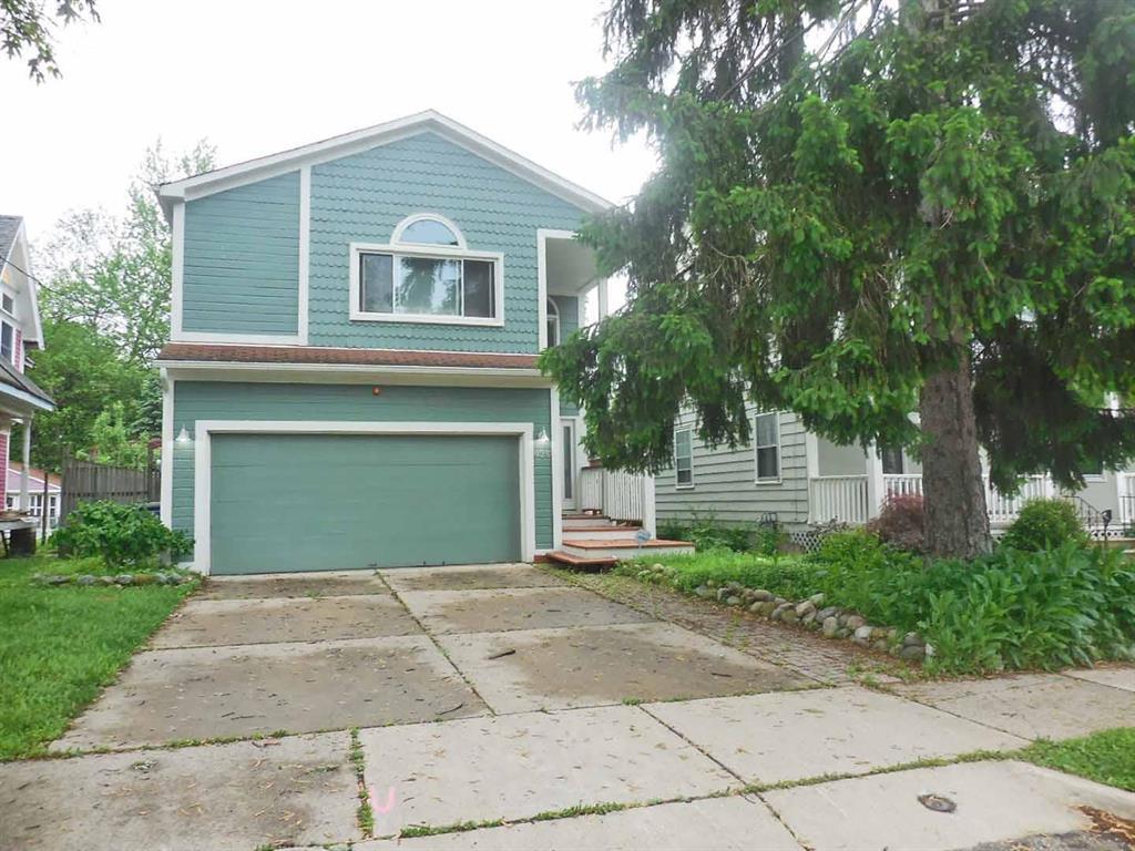 925 Woodlawn Avenue - Photo 1