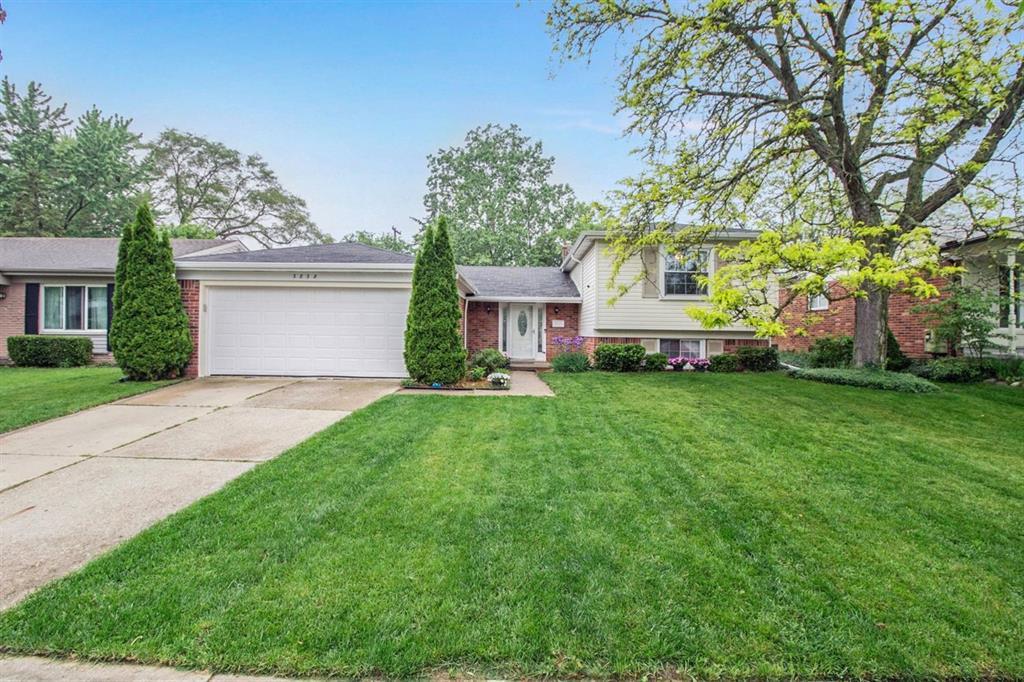 2838 Renfrew - Photo 1