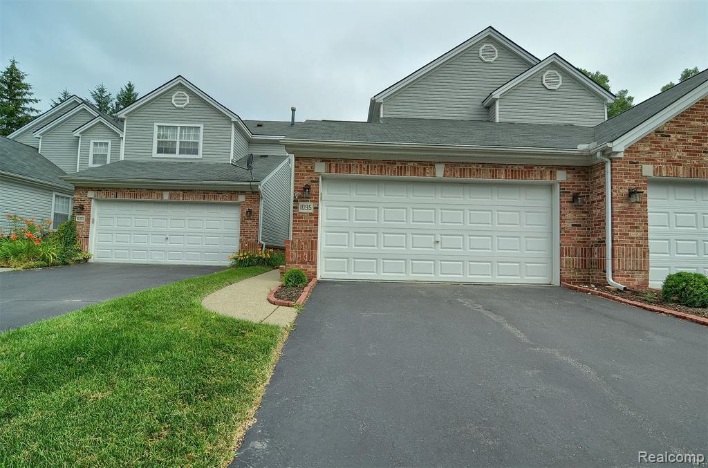 1095 Fairways Boulevard - Photo 1