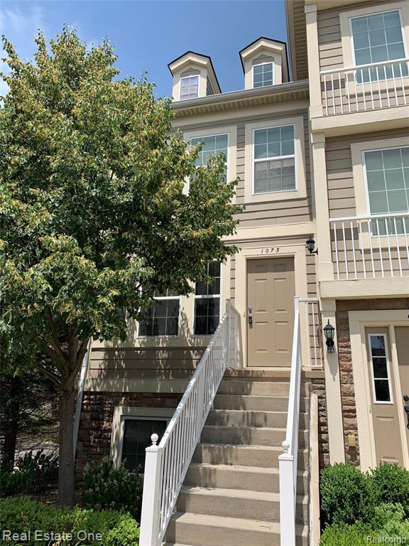 1073 Foxboro - Photo 1
