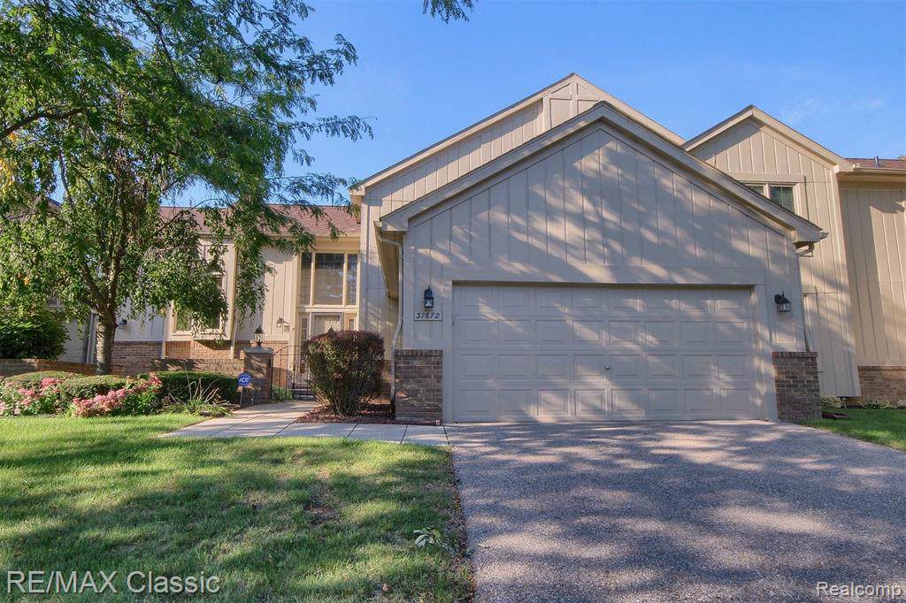 37672 Laurel Park Drive - Photo 1