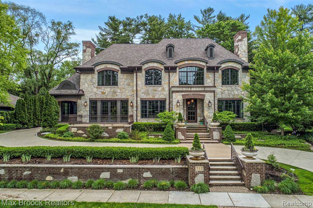 752 Lakeside Drive - Photo 1