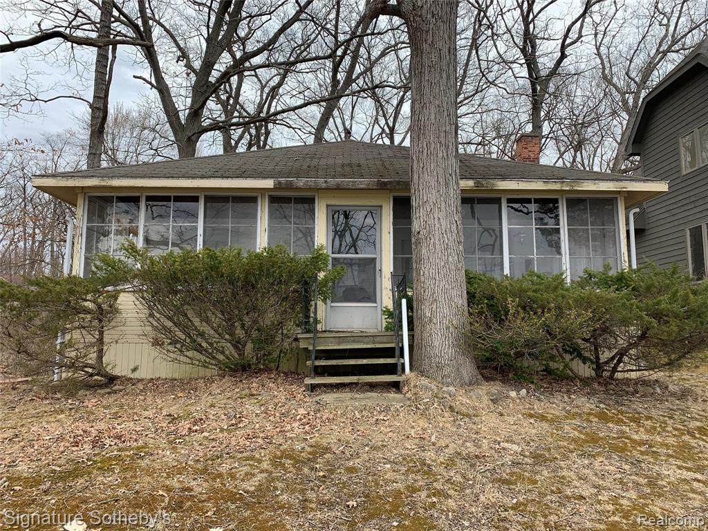 9465 Lakeview Drive - Photo 1