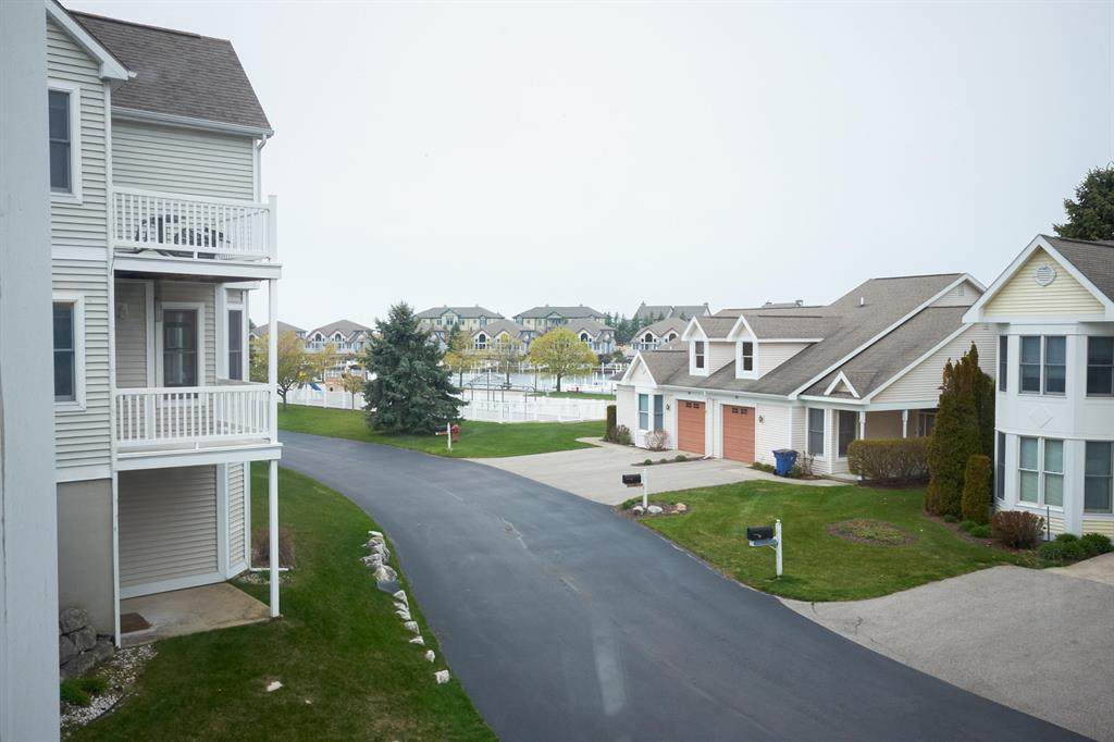 92 Charter Court - Photo 1