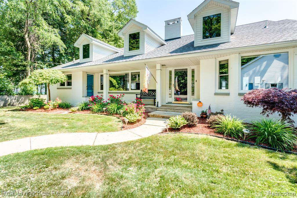 4916 Lakeshore Road - Photo 1