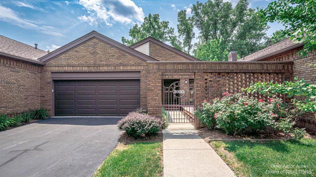 3920 Ridgmaar Square - Photo 1