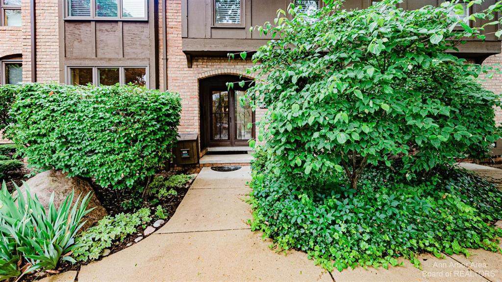 1040 Greenhills Drive - Photo 1