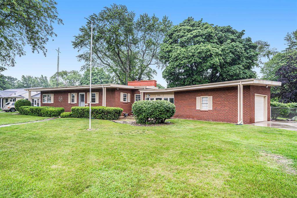 2721 Morton Avenue - Photo 1