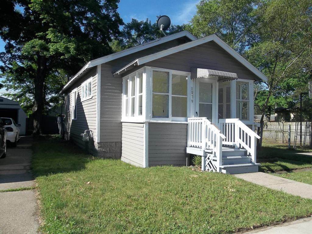 1079 Larch Avenue - Photo 1