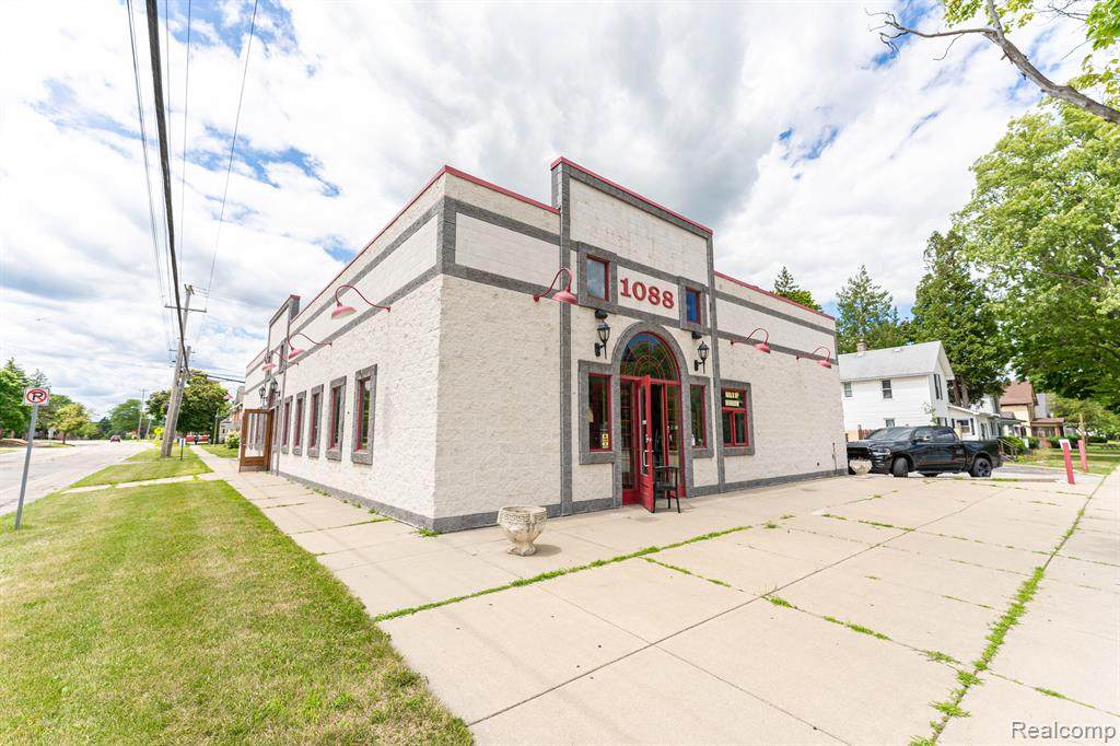 1088 University Street - Photo 1