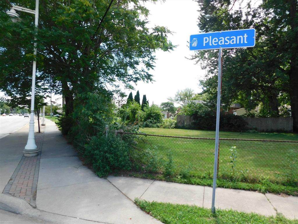 23611 Jefferson - Photo 1