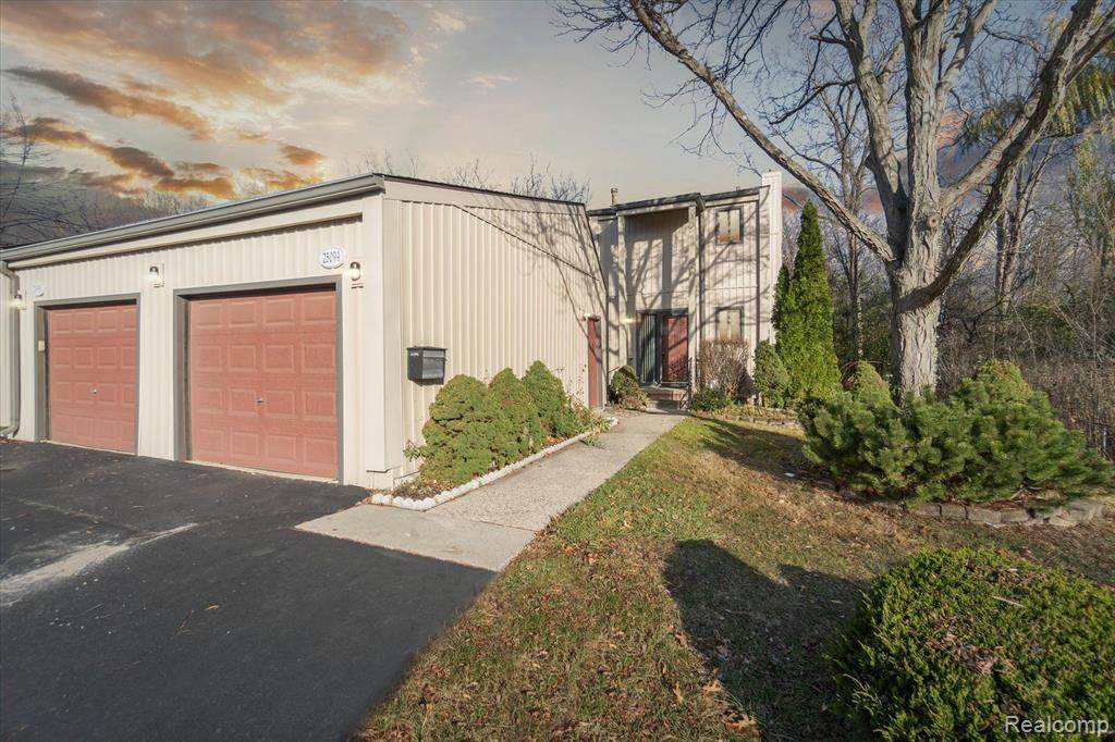 25094 Woodvale N - Photo 1