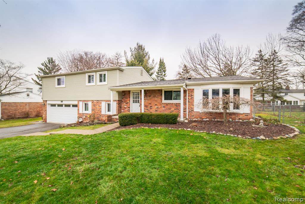 2725 Bridle Road - Photo 1