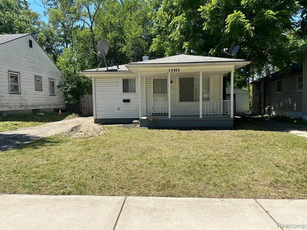 19325 Grandville Avenue - Photo 1