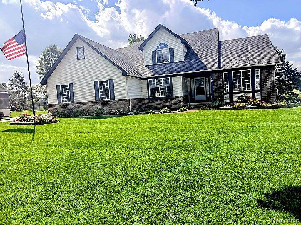 221 Maplewood Drive - Photo 1