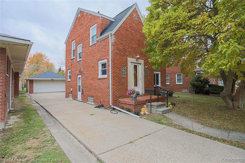 23009 Hayes Avenue - Photo 1