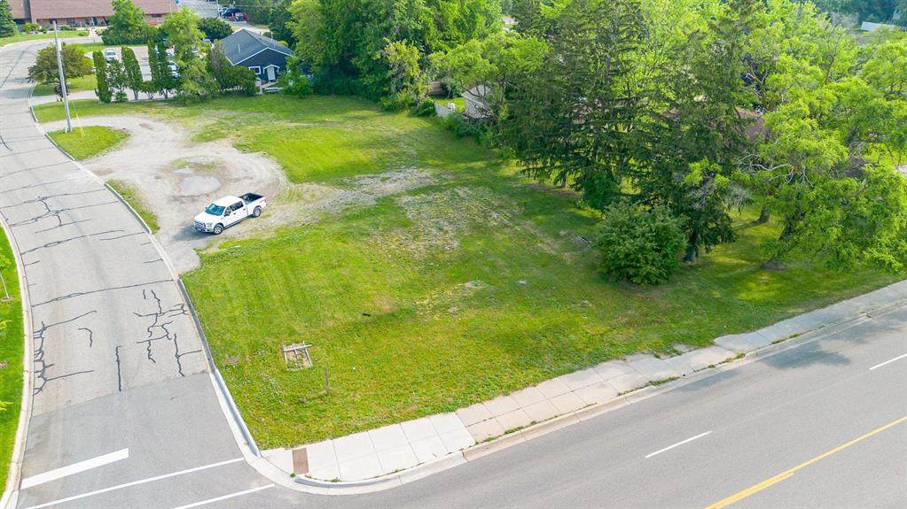 915 Broomfield Road - Photo 1