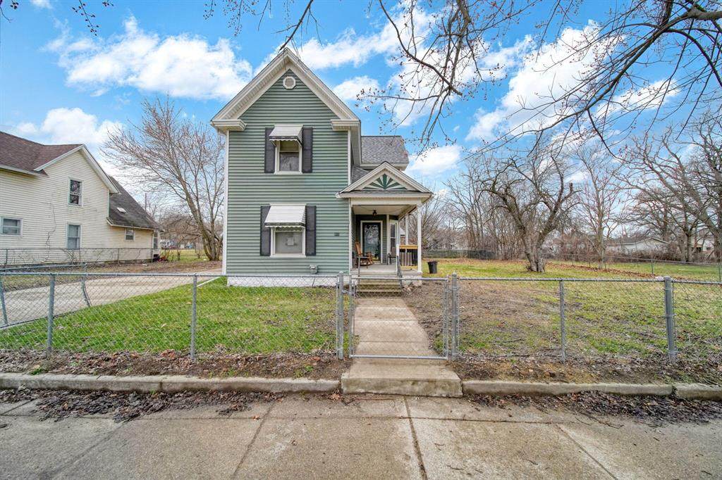 826 Carl Breeding Way - Photo 1