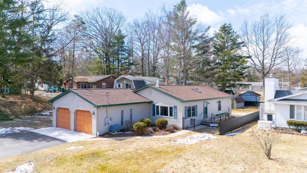 311 Iroquois Avenue - Photo 1
