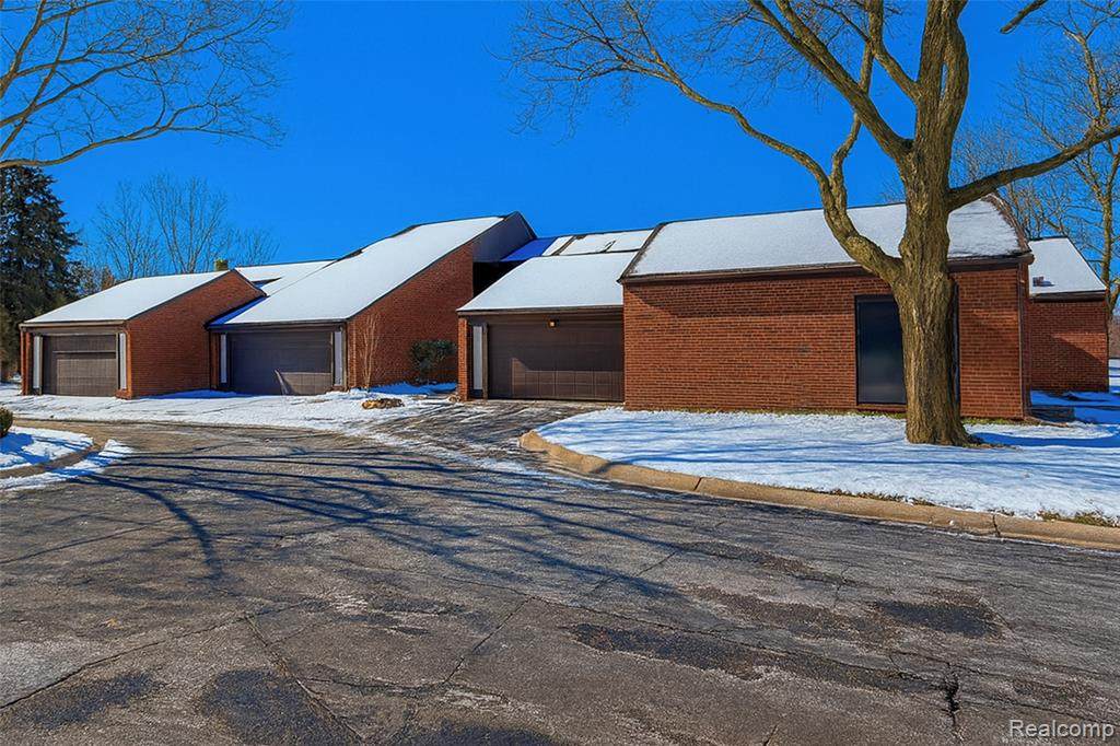 3082 Lindenwood Drive - Photo 1