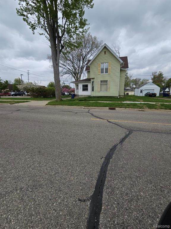 209 Corunna Avenue - Photo 1