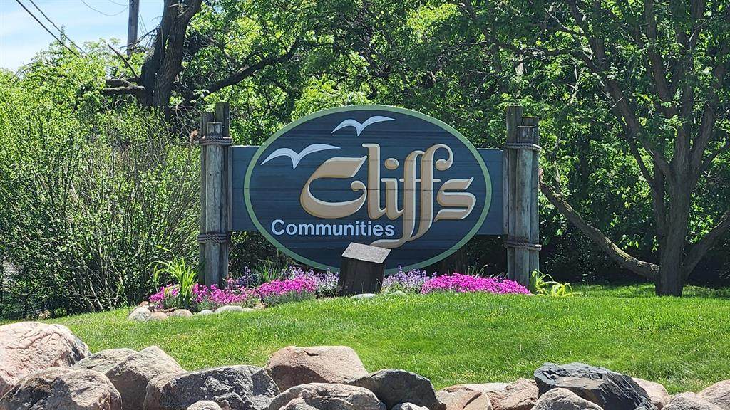 804 Cliffs Drive - Photo 1