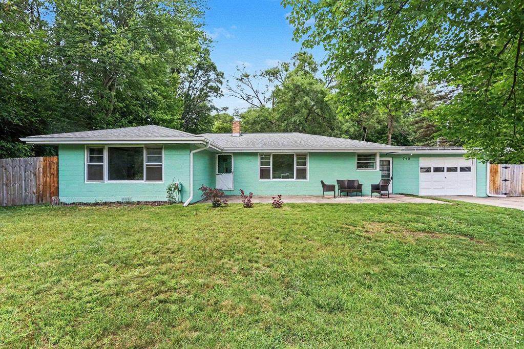 748 Irish Street - Photo 1