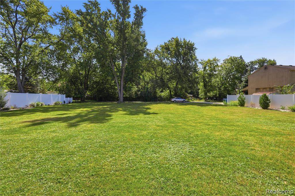 942 Iroquois Avenue - Photo 1