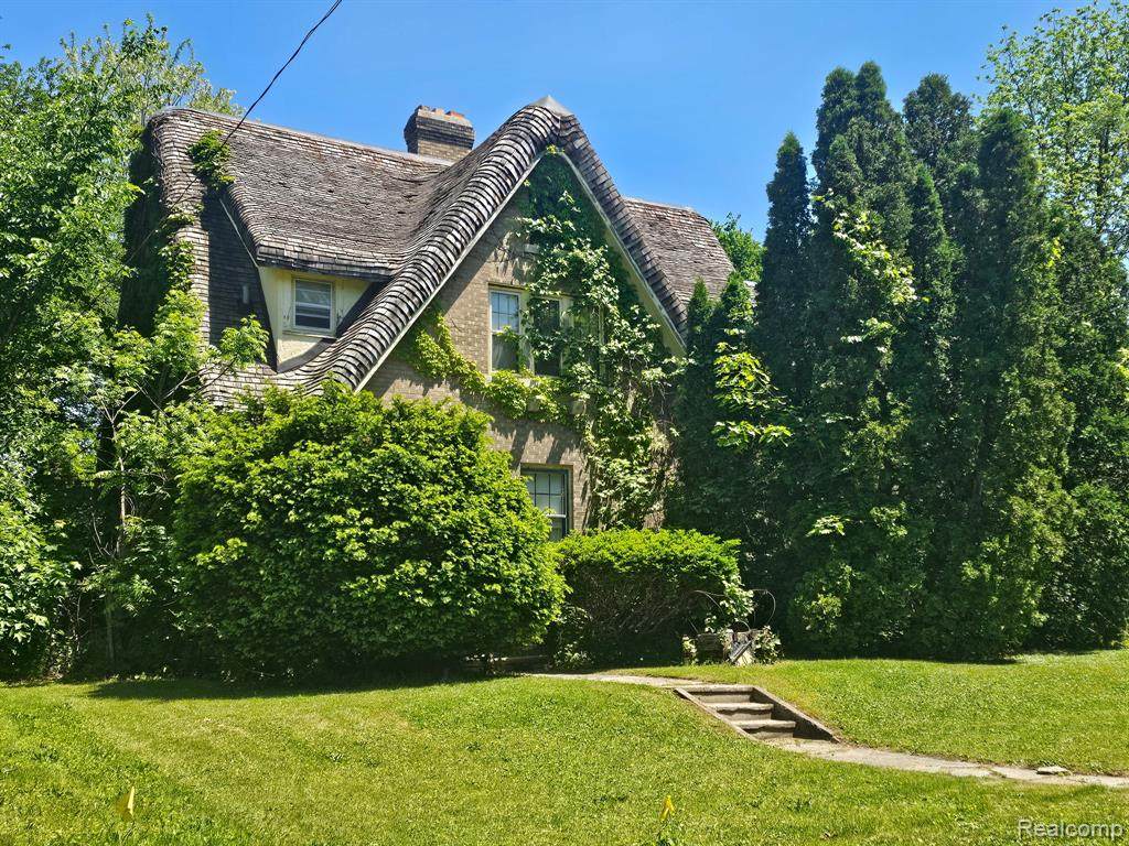 303 Ottawa Drive - Photo 1