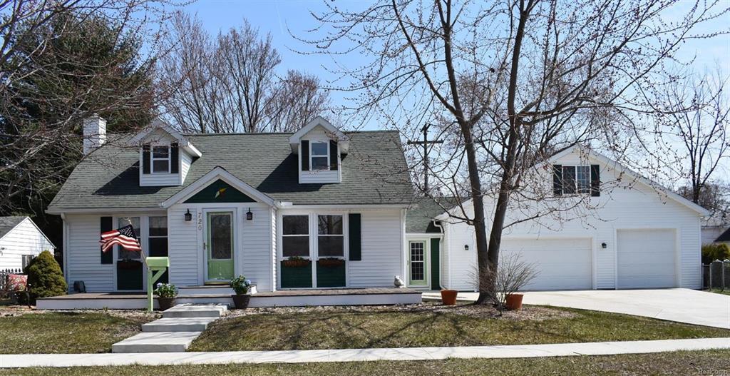720 York - Photo 1
